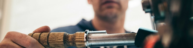 运动员佩戴可穿戴设备进行训练，电脑屏幕显示其生物力学数据